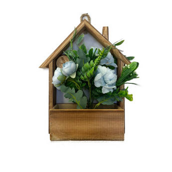 Imagen de Casita Madera con Flores 26 x 17 cm.